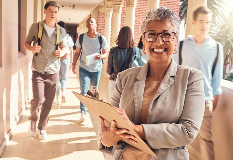 Une professeur souriante dans les couloirs du lycée