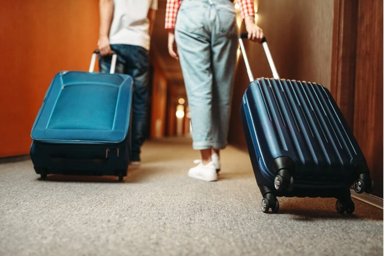 Clients de l'hôtel et leurs valises sans punaises de lit