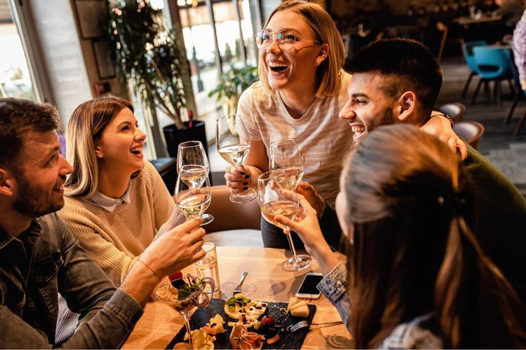 Un groupe d'amis heureux au restaurant