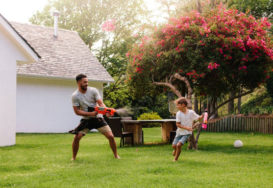 Un homme et son fils sont heureux dans leur jardin sans fourmis